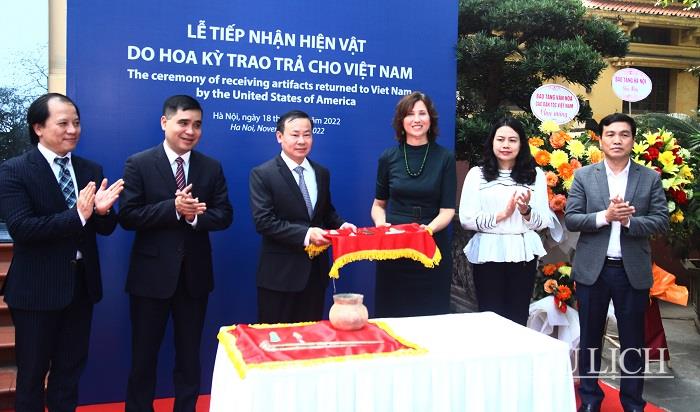 Tham tán Thông tin - Văn hóa, Đại sứ quán Hoa Kỳ tại Việt Nam- bà Pamnella De Volder trao hiện vật cho GĐ BTLSQG Nguyễn Văn Đoàn.
